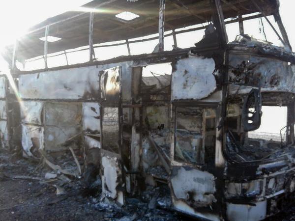 Der Bus brannte vollständig aus.  