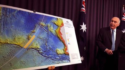 Australiens Premierminister Warren Truss zeigt eine Karte des Suchgebiets.