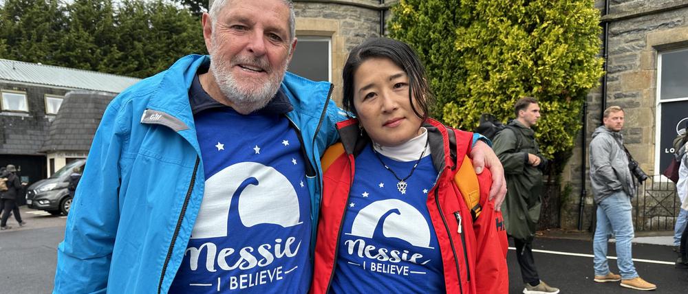 „Nessie. I believe“ steht auf ihren Shirts. Scott Kelly und Chie Kelly-Kano sind sicher, dass das Seeungeheuer existiert.