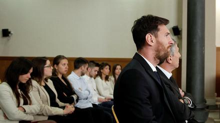 Der argentinische Fußballer Lionel Messi stritt vor dem Gericht in Barcelona alle Vorwürfe ab.