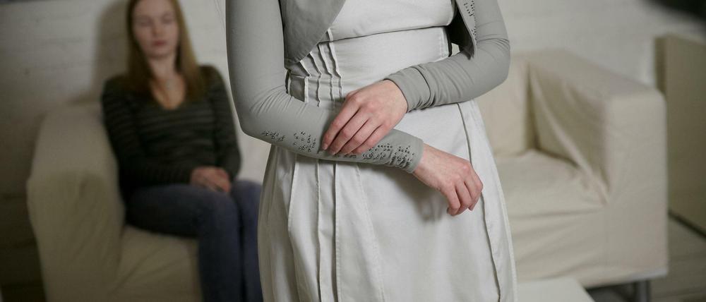 Die Perlen an der Bluse der Designerin Christine Wolf stellen einen Code in Brailleschrift dar, der über Farbe und Waschinstruktionen Auskunft gibt.