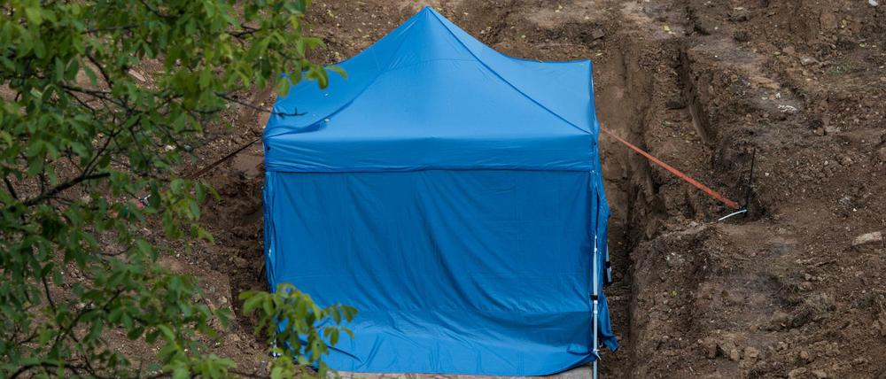 Ein blaues Zelt steht über dem Fundort der Bombe im Frankfurter Stadtteil Westend. 