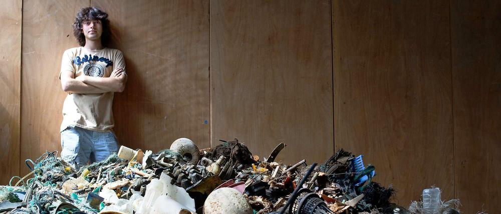 Jungunternehmer Boyan Slat vor einem Müllberg. Mit einem kleinen Prototypen seines Meeresfilters hat der 19-jährige Niederländer eine halbe Tonne Müll aus dem Meer gezogen. 