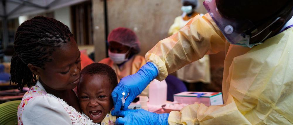 Ein Kind im kongolesischen Beni wird gegen Ebola geimpft. 