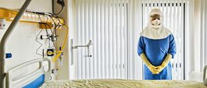 Ein Arzt bereitet sich für die Behandlung eines Patienten mit Ebola in Groningen, Niederlande, vor.