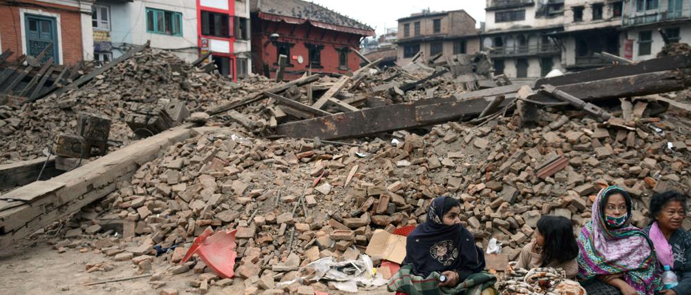 Frauen vor zerstörten Häusern in Kathmandu
