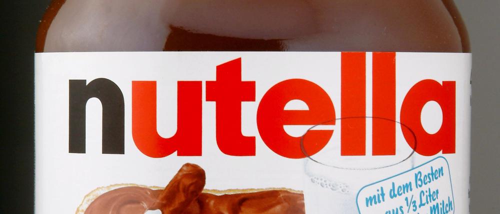 Ein Glas Nutella vom Hersteller Ferrero: Sieht lecker aus, schmeckt auch lecker - enthält aber laut der Umweltministerin von Frankreich Palmöl, für welches Waldflächen gerodet werden. 