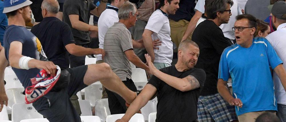 Ausschreitungen zwischen russischen und englischen Anhängern beim EM-Spiel in Marseille. 