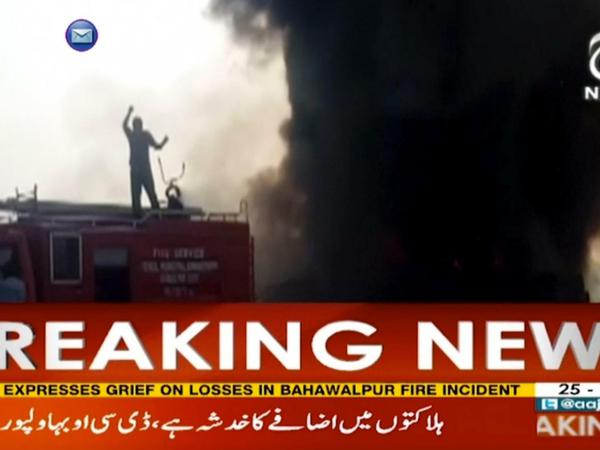 Schwarzer Rauch über Bahawalpur (Pakistan ): TV-Bericht über die Explosion eines Tanklastzugs