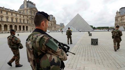 Soldaten vor dem Louvre-Museum in Paris. 