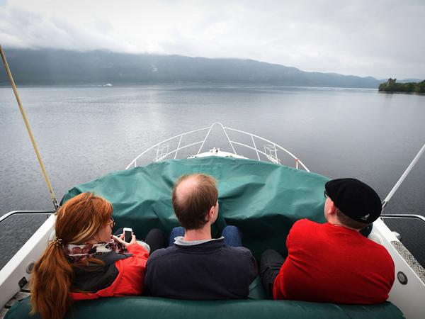 Touristen machen eine Fahrt mit dem Boot „Nessie Hunter“ auf Loch Ness in den schottischen Highlands (Archivbild).