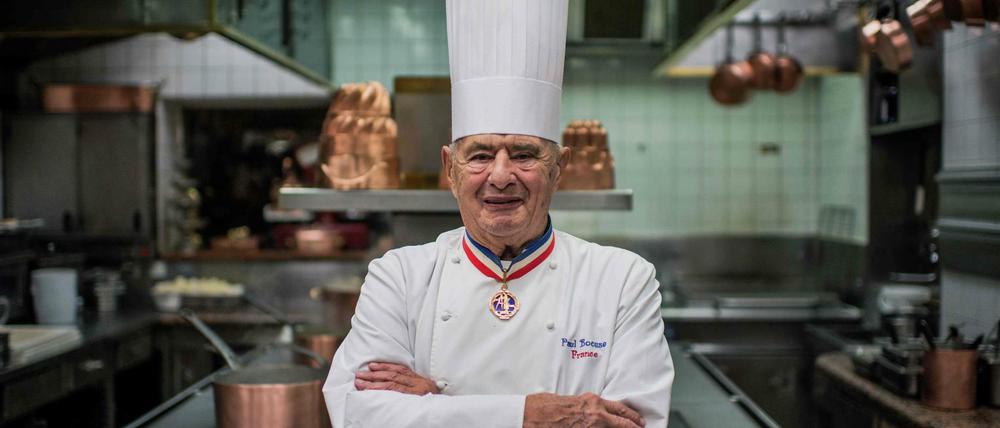  Maître de Cuisine. Paul Bocuse 2012 in der Küche seines Restaurants.