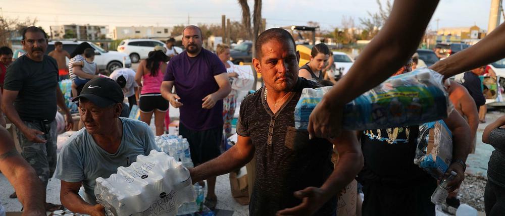 Helfer verteilen in Florida Wasser, Kleidung und Nahrungsmittel.