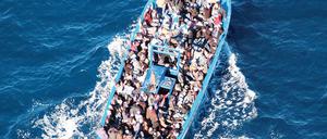 Ein Boot mit Flüchtlinge im Mittelmeer (Symbolbild). 