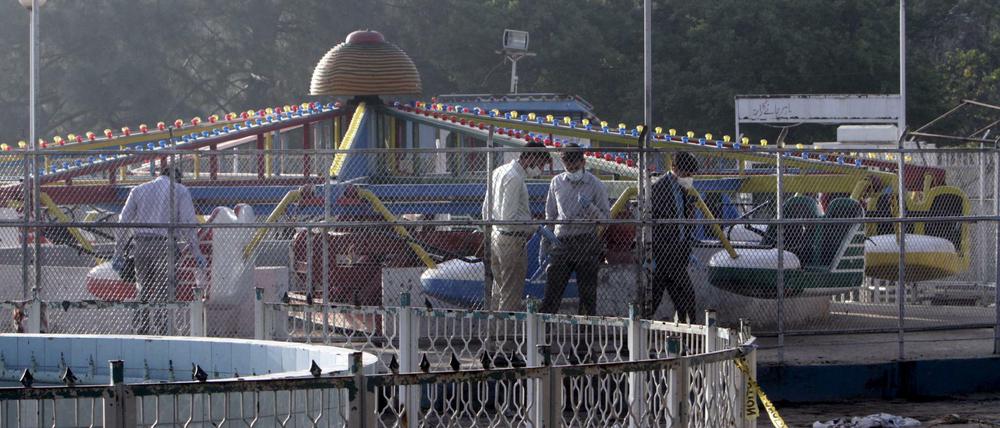 Am Montag nach den Attentat auf einen Freizeitpark in Lahore untersuchen Forensiker den Tatort. Mindestens 70 Menschen, darunter viele Kinder, wurden bei dem Anschlag getötet. 