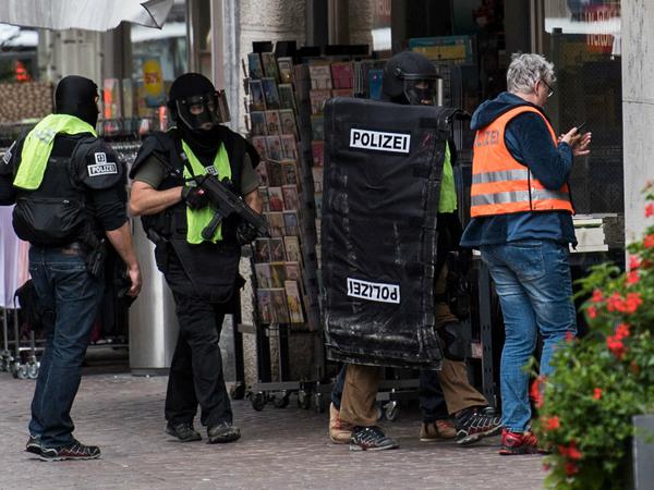 Polizisten inspizieren in Schaffhausen (Schweiz) die Innenstadt.