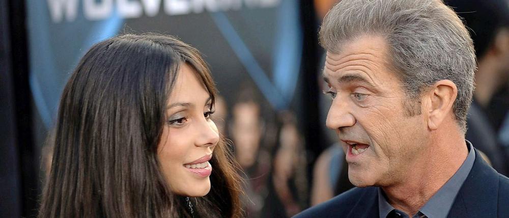 Mel Gibson soll seine ehemalige Verlobte Oksana Grigorieva bedroht und geschlagen haben, während sie das gemeinsame Baby auf dem Arm hatte.