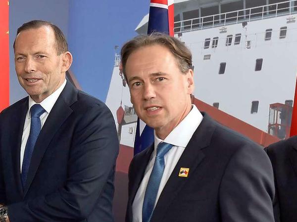 Greg Hunt (49) ist seit dem Amtsantritt der konservativen Regierung von Tony Abbott 2013 Umweltminister in Australien. Der Jurist hat zuvor als Unternehmensberater gearbeitet. Links neben ihm steht Premierminister Tony Abbott. 