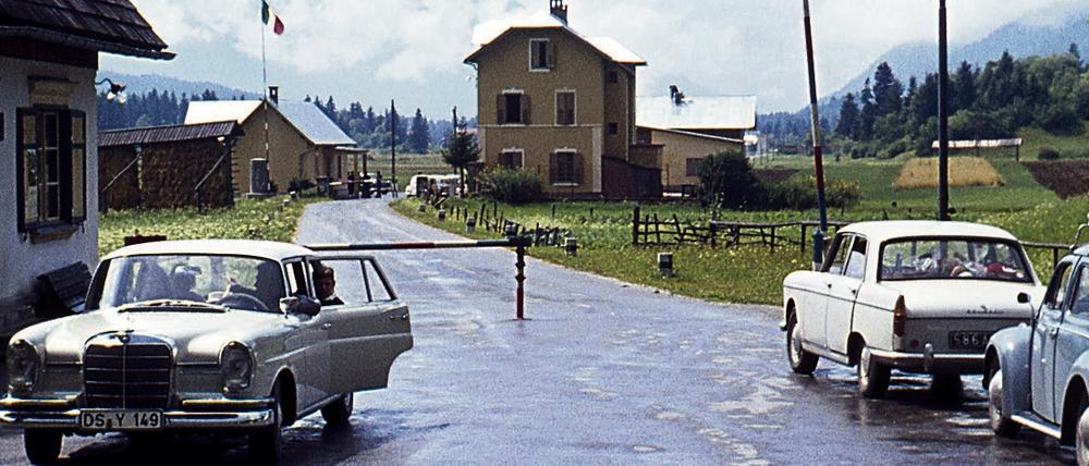 So war Urlaub früher: Grenzübergang Italien-Jugoslawien mit Schlagbaum Das Auto vermutlich ohne Gurt, garantiert ohne Google Maps.