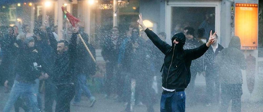 Nasse Eskalation: Demonstranten und Polizei liefern sich in der Hansestadt gewalttätige Auseinandersetzungen.