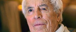„Jopie“ Johannes Heesters erleidet kurz vor seinem 108. Geburtstag einen Schwächeanfall. 