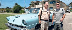 Besuch auf Kuba. John und Patrick Hemingway im Fischerdorf Cojimar. 