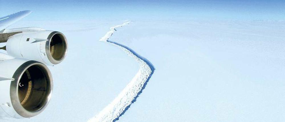 An der Antarktischen Halbinsel lässt ein riesiger Riss, der rasch größer wird, demnächst einen gewaltigen Eisberg entstehen. Nur noch 20 Kilometer Eisschicht halten ihn am Festland.