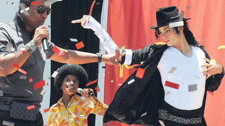 Jackson-Fieber. Der ältere Bruder von Michael Jackson, Jermaine (links), eröffnet eine Mini-Ausstellung in Madame Tussauds Wachsfigurenkabinett in Hollywood. 