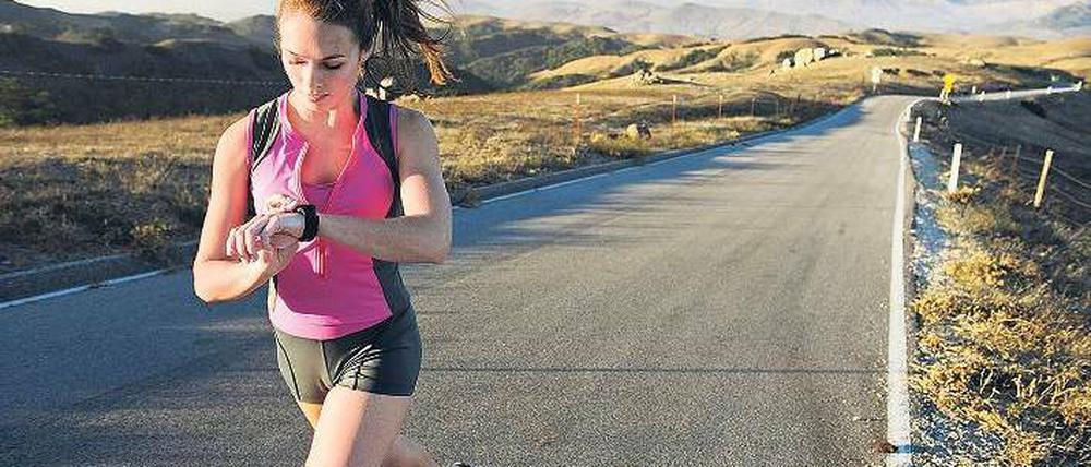 Fit und gesund. Eine Läuferin bei San Luis Obispo in Kalifornien misst die Zeit. Wie viele Bewegungen kommt auch diese aus den USA. Foto: imago