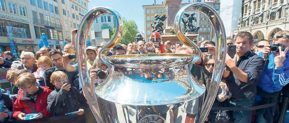 Da ist das Ding! Der Champions-League-Pokal ist schon seit Montag in München.