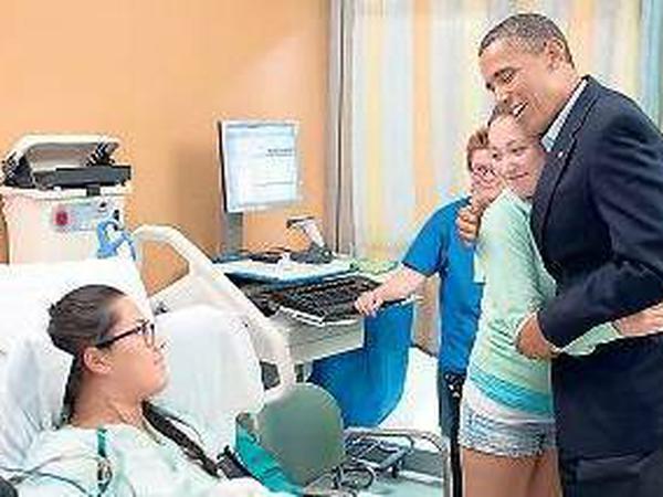 „Healer in Chief“ – Obama besucht im Krankenhaus Allie Young und ihre Freundin Stephanie Davies, die ihr geholfen hat. 