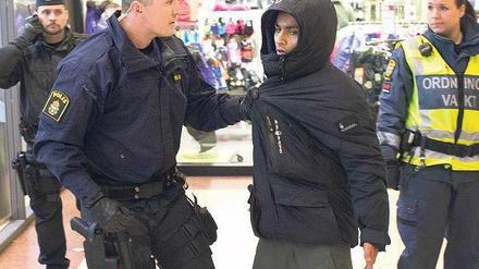 Unklare Fronten. Ein Polizist packt einen Jugendlichen während der Auseinandersetzungen. 