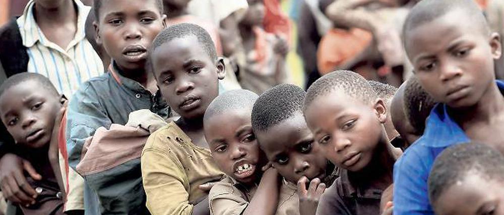 Hungriger Nachwuchs. Kinder stehen in Kisoro (Uganda) für Essen an. Laut Studien wird sich die Bevölkerung in Afrika bis zur Jahrhundertwende vervierfachen.