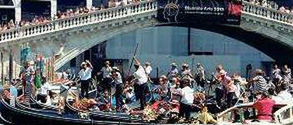 Gondolieri versammeln sich in Trauer an der Rialtobrücke. 