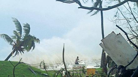 Gewaltige Kräfte. Der Zyklon "Pam" hat im Inselstaat Vanuatu schwere Schäden angerichtet. Er nahm am Sonntag deutlich abgeschwächt Kurs auf Neuseeland. 