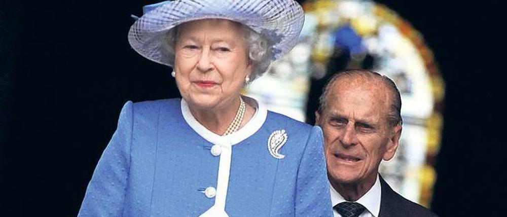 Einen Schritt hinter der Queen. Das Protokol verlangt von Prinz Philip, in der zweiten Reihe zu stehen. Zu Hause soll er aber den Ton angeben, heißt es von Vertrauten.