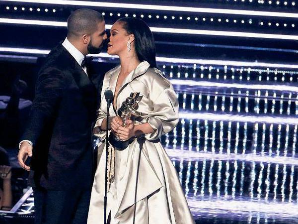 Drake übergibt seiner Exfreundin Rihanna einen Ehrenpreis.