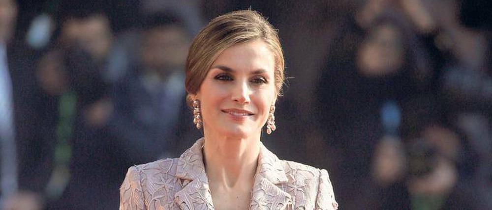 Stilbildend. Wenn Königin Letizia eine Bluse einer bekannten Marke trägt, ist diese am nächsten Tag ausverkauft. 
