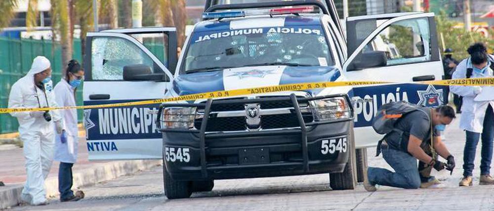 Spurensuche nach dem Anschlag. Lange blieb der Badeort Cancún vom Krieg der Drogenkartelle verschont, doch jetzt häufen sich die Anschläge auch auf die Patrouillen der Polizei. 