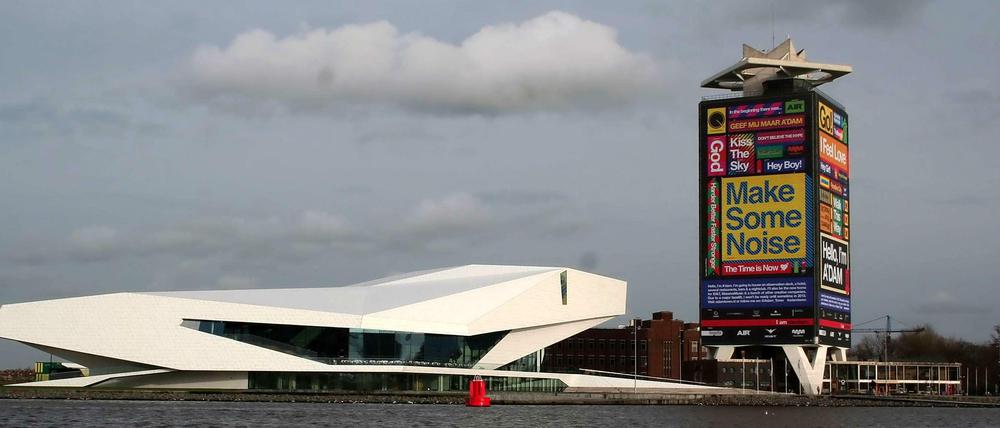 Neues Wahrzeichen. Der A'dam-Turm neben dem Filmmuseum "Eye" am Ij gegenüber dem Hauptbahnhof von Amsterdam. Hier werden Arbeitsplätze für die Kreativwirtschaft geschaffen.