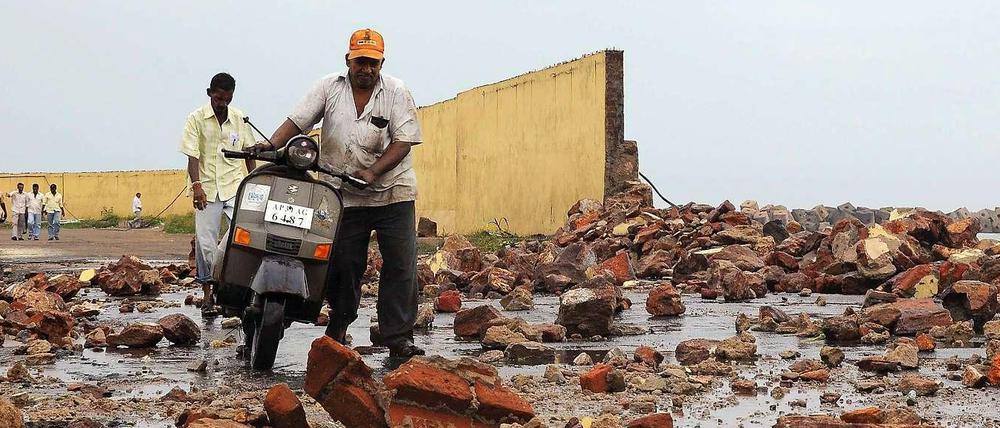 In der indischen Region Visakhapatnam hat der Sturm "Phailin" schwere Schäden hinterlassen.