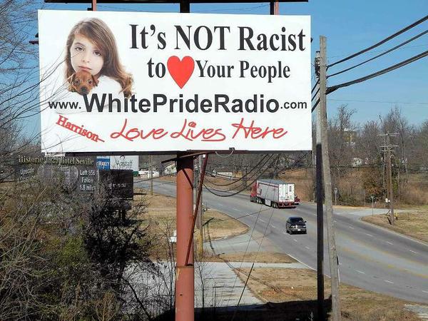 Ein Schild der Rassistenorganisation Ku-Klux-Klan am Highway 65 in Harrison (US-Bundesstaat Arkansas). "Es ist kein Rassismus, seine Leute zu lieben." So die Werbung für das "WeißerStolzRadio".
