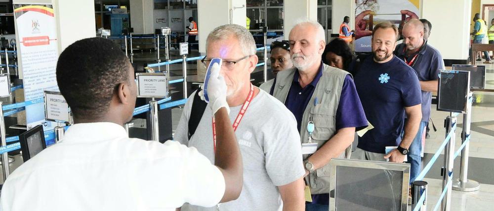 Uganda: Wegen eines Ebola-Ausbruchs messen Amtsärzte die Körpertemperatur von Flugpassagieren. (Archivbild vom 17.5.2018)