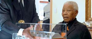 Mandela im Jahr 2011 bei der Präsentation eines Models der "Nelson Mandela legacy bridge", die ihm zu Ehren gebaut werden soll.