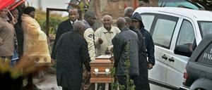 Die sterblichen Überreste von drei Kindern Nelson Mandelas sind am Donnerstag wieder in dessen Heimatdorf Qunu beigesetzt worden. 