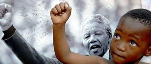 Weil die Zukunft aus der Vergangenheit kommt. Ein junger Südafrikaner posiert in Pretoria vor einem Foto von Nelson Mandela.