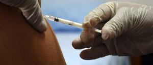 Eine Frau wird in einer Arztpraxis gegen Masern geimpft. 