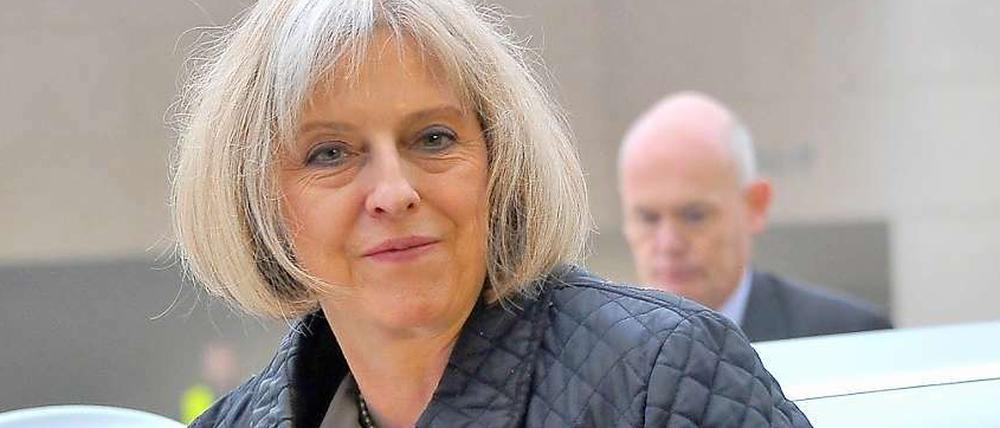 Tory-Innenministerin Theresa May warnt alle vor Nennung des verdächtigten Ex-Ministers. 