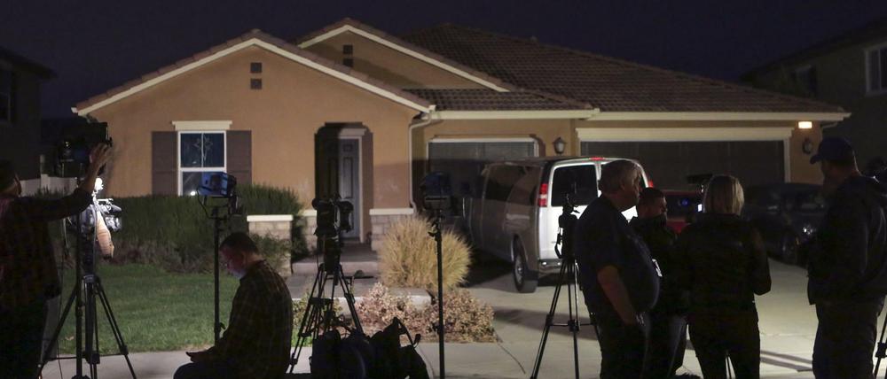 Pressevertreter warten vor dem Haus in Kalifornien, wo Polizisten gerade die Eltern der unterernährten Kinder festnehmen.