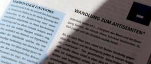 Rechts: Der Original Text aus Hitlers "Mein Kampf". Die blau unterlegten Kommentare dazu sind am 25.01.2012 in München in einer Extra-Broschüre aus der Wochenzeitung "Zeitungszeugen" zu sehen. 